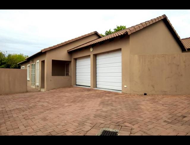 3 BEDROOM TOWNHOUSE FOR SALE IN THATCHFIELD